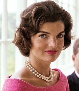 A ex-primeira-dama dos Estados Unidos, Jacqueline Kennedy, trazia seu colar de pérolas sempre presente no seu figurino.