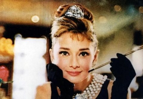 : A atriz Audrey Hepburn fez desse modelo em pérolas um ícone do filme Breakfast at Tiffany's .