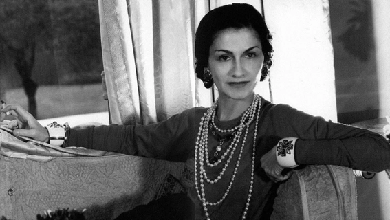 Coco Chanel é a maior disseminadora do uso da pérola na moda dos acessórios.