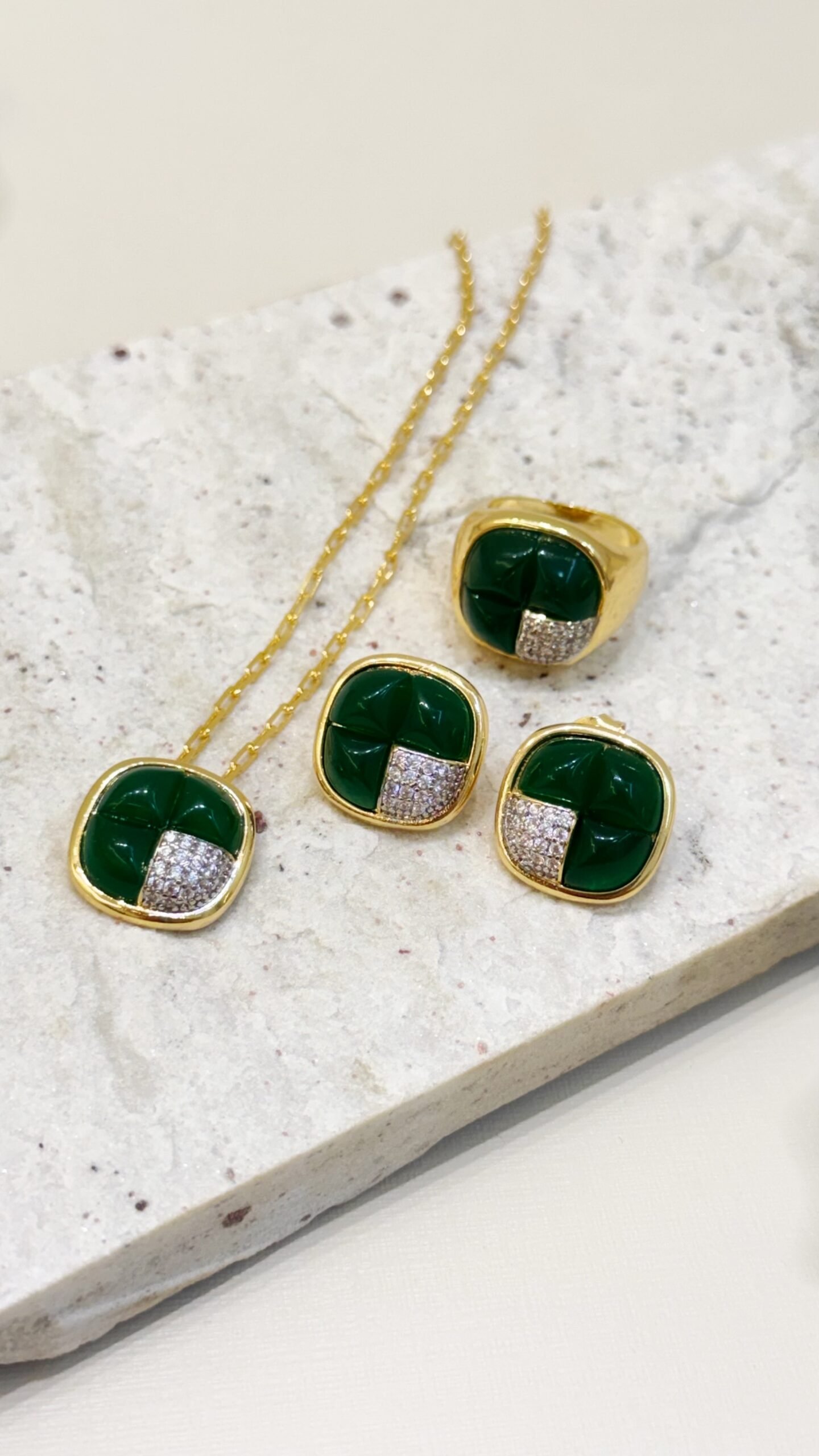 Facetune_10-11-2025-11-10-11