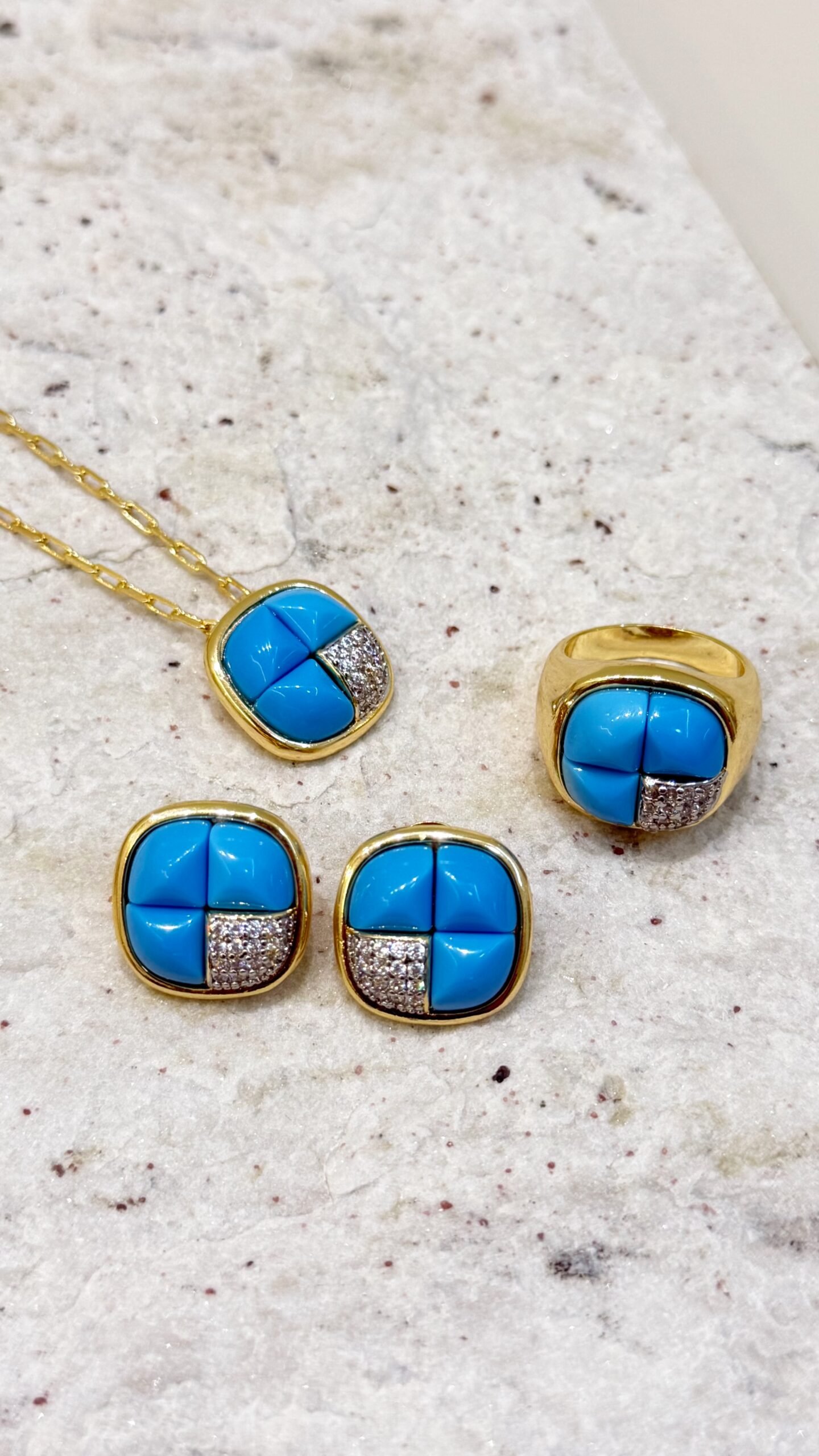 Facetune_10-11-2025-11-20-11